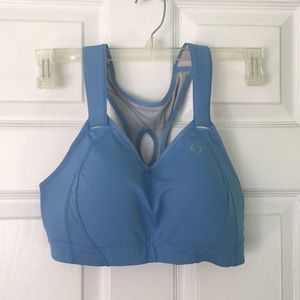 Sports bra with cups